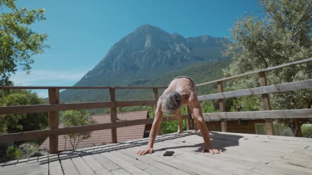 Passar Idrottsman Gör Planka Och Yoga Övningar Utomhus Trä Terrass — Stockvideo