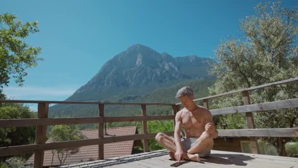 Passar Idrottsman Gör Meditation Och Yoga Övningar Utomhus Trä Terrass — Stockvideo