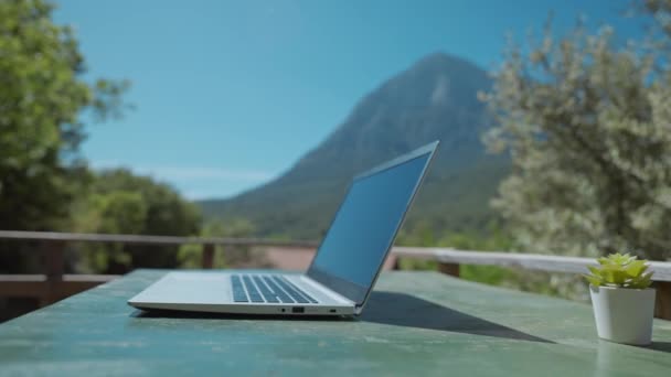 Remote Freelancer Arbeitsplatz Mit Laptop Auf Tisch Freien Auf Der — Stockvideo