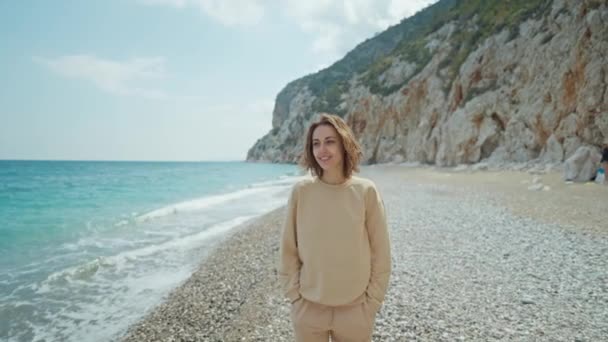 Відкритому Повітрі Портрет Красивої Літньої Жінки Гуляє Гальковому Пляжі Насолоджується — стокове відео
