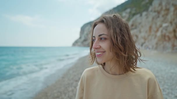 Potret Luar Ruangan Wanita Musim Panas Yang Indah Berjalan Pantai — Stok Video
