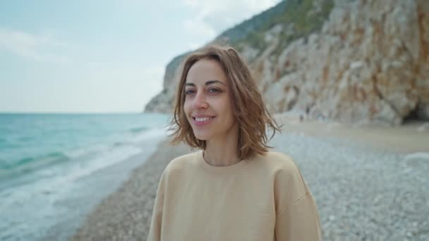 Відкритому Повітрі Портрет Красивої Літньої Жінки Гуляє Гальковому Пляжі Насолоджується — стокове відео