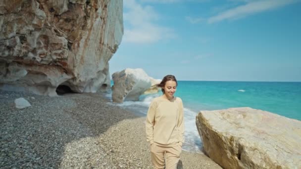 Retrato Aire Libre Hermosa Mujer Verano Caminando Playa Guijarros Disfrutando — Vídeo de stock