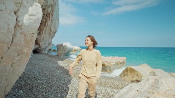 Potret Luar Ruangan Wanita Musim Panas Yang Indah Berjalan Pantai — Stok Video