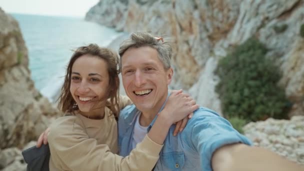 Gledelig Nydelig Par Ung Smilende Kvinne Middelaldrende Mann Som Går – stockvideo