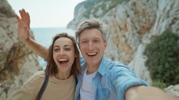 Feliz Pareja Encantadora Joven Mujer Sonriente Hombre Mediana Edad Senderismo — Vídeo de stock