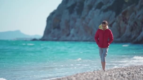 Retrato Aire Libre Hermosa Mujer Verano Caminando Playa Guijarros Disfrutando — Vídeos de Stock