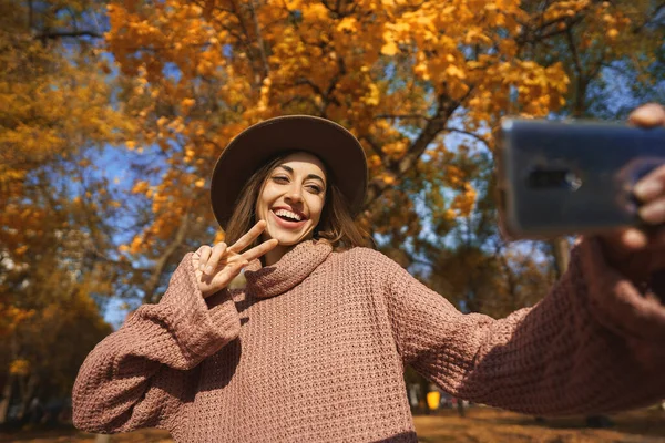 Leken Smilende Kvinne Treny Lue Varm Genser Poserer Kameratelefon Høstsesongen – stockfoto