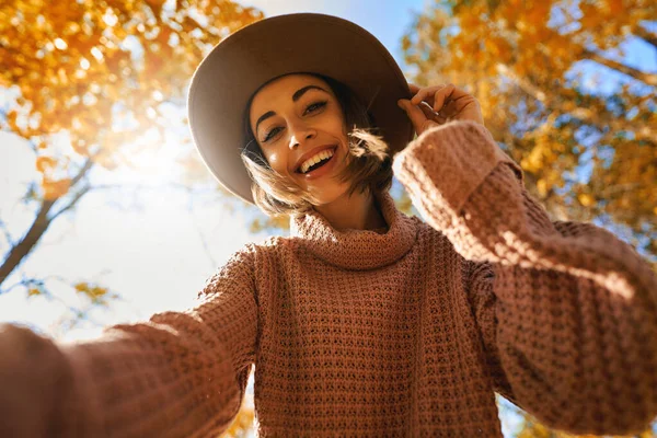 Iloinen Hymyilevä Nainen Hattu Tehdä Selfie Syksyllä Aurinkoinen Puisto Pohja — kuvapankkivalokuva