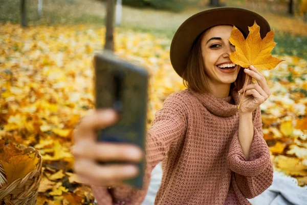 Улыбающаяся Осенняя Женщина Шляпе Вязаном Свитере Снимает Момент Селфи Смартфоне Стоковое Изображение