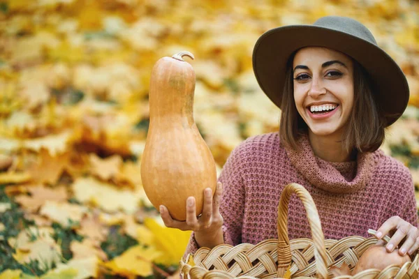 Lähikuva Syksyllä Muotokuva Onnellinen Hymyilevä Nainen Hattu Tilalla Iso Raiskaus — kuvapankkivalokuva