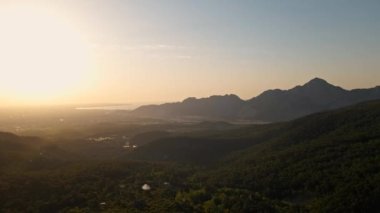 Türkiye 'de, Geyikbayiri bölgesinde kanyon ve kayalık dağlı güzel doğa gündoğumu manzarası. göz kamaştırıcı bir yer ve yukarıdan popüler bir turistik yer.