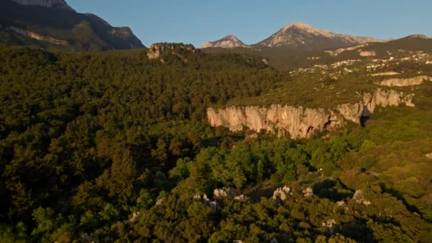 トルコの渓谷と岩の山 Geyikbayiriエリアで美しい自然の日の出の風景の空中映像 上からの素晴らしいランドマークと人気の観光スポット — ストック動画
