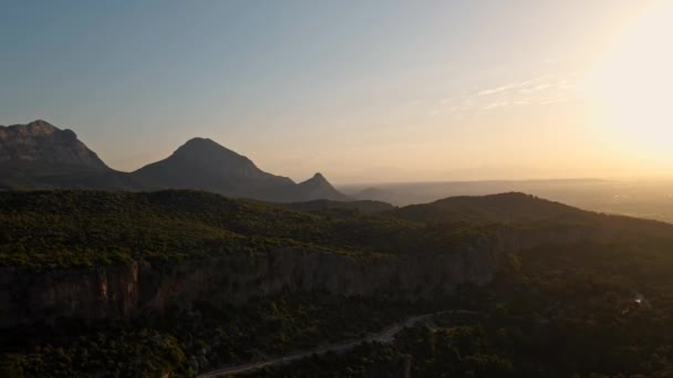 トルコの渓谷と岩の山 Geyikbayiriエリアで美しい自然の日の出の風景の空中映像 上からの素晴らしいランドマークと人気の観光スポット — ストック動画