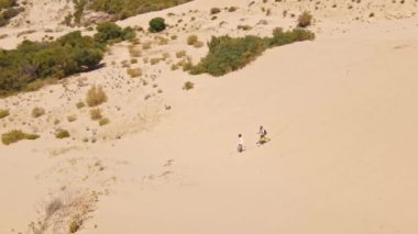 Akdeniz kıyısındaki güzel Patara Sahili 'nde kumlu kumullarda koşan mutlu gezginler. Sosyal medya için seyahat, seyahat ve film içeriği. İnanılmaz Türk.