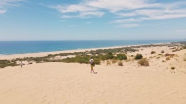 Akdeniz kıyı şeridindeki güzel Patara Sahili 'nde RC kumulları üzerinde yürüyen insansız hava aracı pilotu. Sosyal medya için seyahat, seyahat ve film içeriği. İnanılmaz Türk.