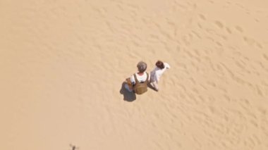 İHA uçuşları, hava görüntüleri mutlu gezginler Akdeniz kıyısındaki güzel Patara Sahili 'nde kumullarda duruyorlar. Sosyal medya için seyahat, seyahat ve film içeriği.