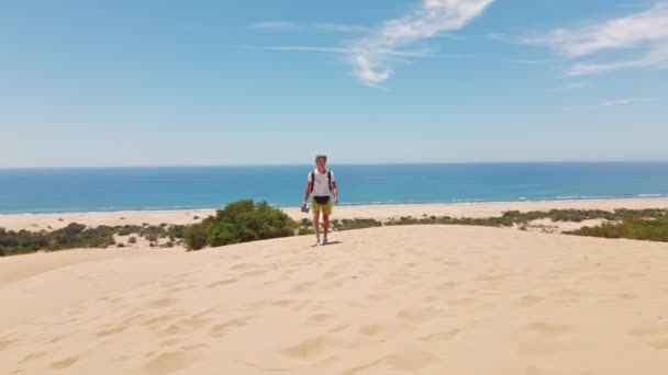 Luftaufnahmen Mann Reisenden Drohnenpilot Mit Wanderdünen Schönen Strand Von Patara — Stockvideo