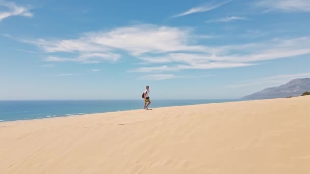 Akdeniz Kıyı Şeridindeki Güzel Patara Sahili Nde Kumulları Üzerinde Yürüyen — Stok video