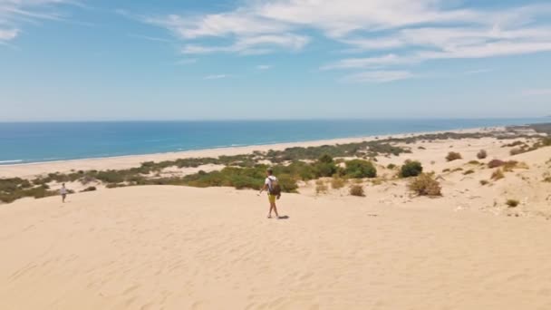 Letecký Záznam Muž Cestující Drone Pilot Chůze Písečné Duny Krásné — Stock video