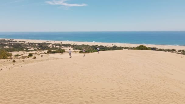 Воздушные Съемки Пара Счастливых Путешественников Гуляющих Песчаные Дюны Красивом Пляже — стоковое видео