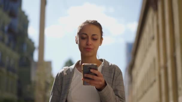 Městská Scéna Obchodní Žena Používající Mobilní Telefon Ulici Krásná Obchodnice — Stock video