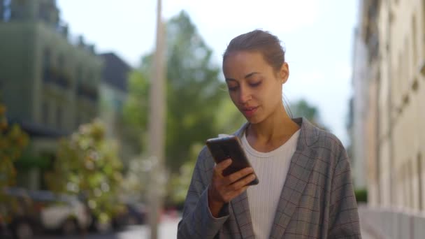 Městská Scéna Obchodní Žena Používající Mobilní Telefon Ulici Krásná Obchodnice — Stock video