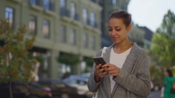 Városi Jelenet Egy Üzletasszony Mobilt Használ Utcán Sétálva Gyönyörű Üzletasszony — Stock videók