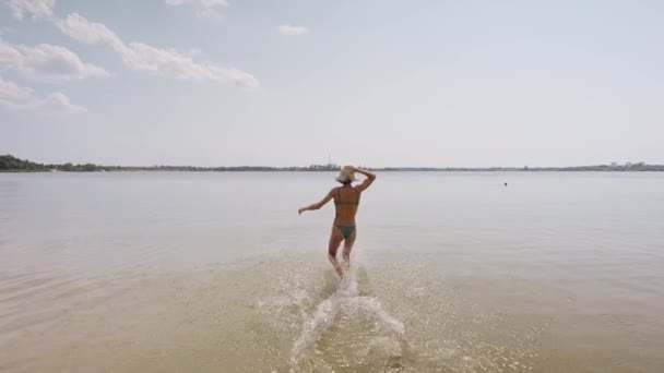 Terug Uitzicht Vreugdevol Slank Meisje Rennen Zwemmen Prachtige Meer Zomerdag — Stockvideo