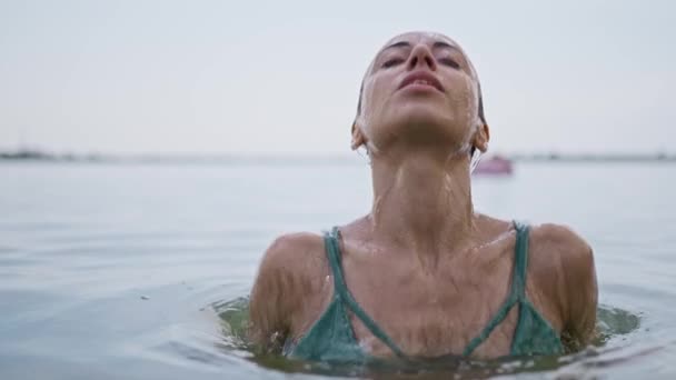 Attraktive Frau Grünen Bikini Taucht Bei Sonnenuntergang Aus Dem Wasser — Stockvideo