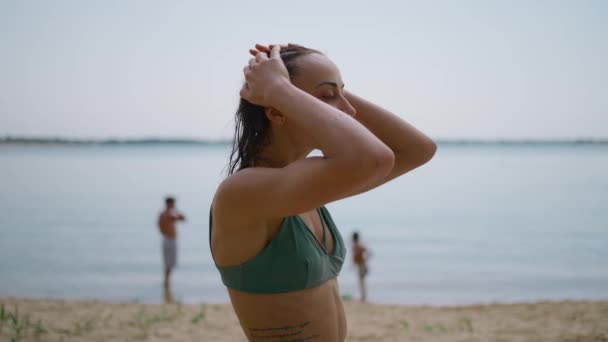 穿着绿色比基尼的纤细性感女孩在湖中游泳后很享受 户外时尚拍摄华丽性感的女人与完美纤细的身体休息在天堂热带海滩 运动型女人放松 — 图库视频影像