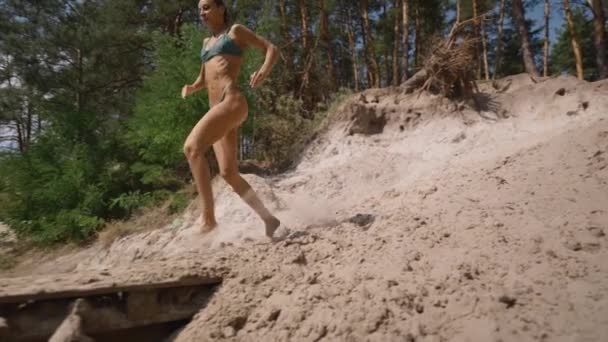 Rastreando Cámara Cámara Lenta Mujer Sexy Joven Bikini Verde Corriendo — Vídeo de stock