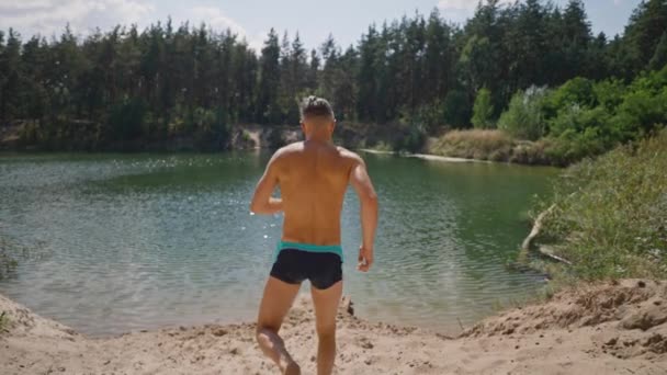 Kameraaufzeichnung Zeitlupe Sportlicher Mann Mittleren Alters Badehose Der Vom Sandigen — Stockvideo