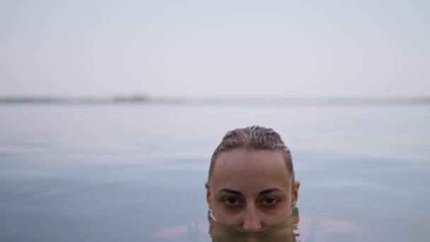 美丽的年轻女子从水里出来的画像 喜欢在户外度假胜地的湖中游泳 — 图库视频影像