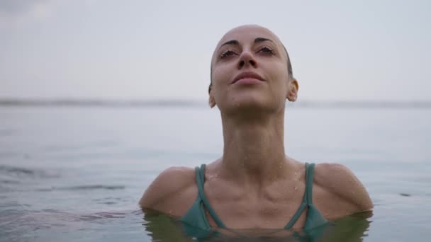 Ritratto Bella Giovane Donna Che Emerge Dall Acqua Godere Nuotare — Video Stock