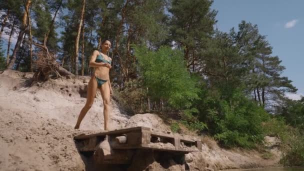 Śledzenie Ruchu Kamery Młoda Seksowna Kobieta Zielonym Bikini Biegnie Piaszczystego — Wideo stockowe