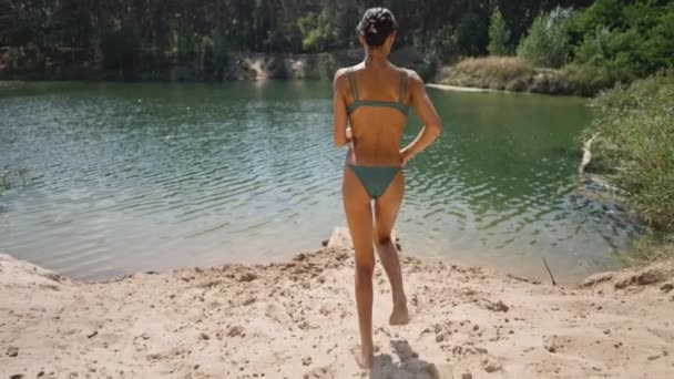 Volgcamera Slow Motion Jonge Sexy Vrouw Groene Bikini Rennende Zandige — Stockvideo