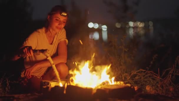 Hermosa Joven Con Faro Cerca Fogata Mirando Llama Fuego Que — Vídeo de stock