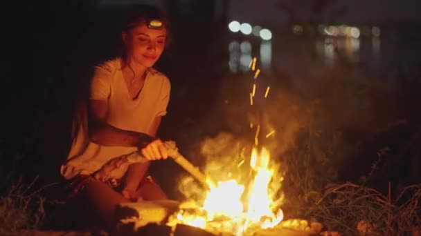 Mujer Excursionista Sentado Calienta Las Manos Fuego Noche Fuera Los — Vídeo de stock