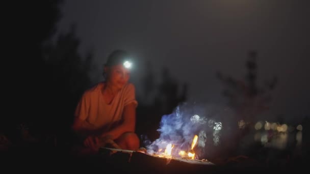 Chica Excursionista Con Faro Iluminación Sentado Junto Hoguera Por Noche — Vídeos de Stock