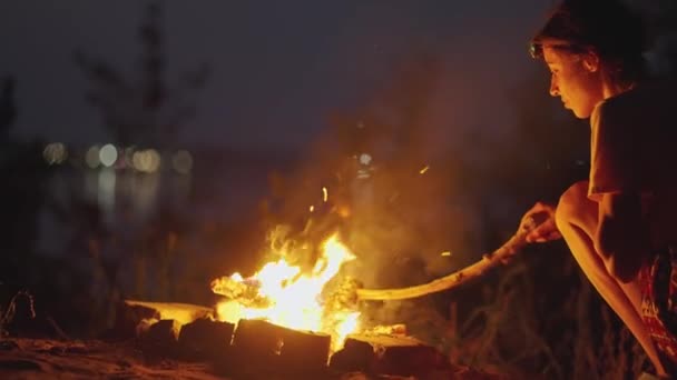 따뜻하게 하이커 여자는 편안한 Bonfire 오렌지 뜨거운 파이어 — 비디오