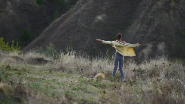 청바지와 자연에 우아한 세련된 여자와 파노라마의 고요한 언덕의 — 비디오
