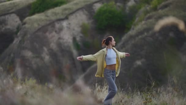 Ung Lycklig Kvinna Med Naken Mage Klädd Jeans Och Grön — Stockvideo