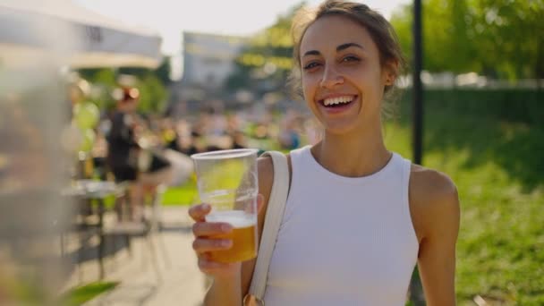 Pov Porträt Einer Schönen Glücklichen Jungen Frau Die Bier Trinkt — Stockvideo