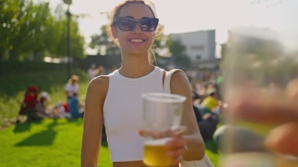 Pov Porträt Einer Schönen Glücklichen Jungen Frau Die Bier Trinkt — Stockvideo
