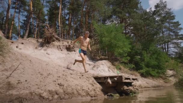 Volgcamera Slow Motion Sportieve Man Van Middelbare Leeftijd Zwembroek Die — Stockvideo