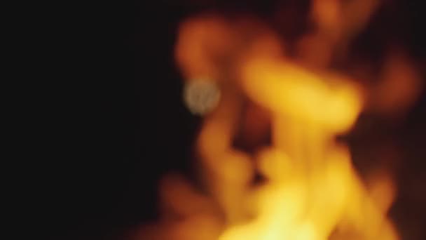 Размытые Фокусе Захватывающая Магия Огня Оранжевое Пламя Лижет Обугленные Треск — стоковое видео