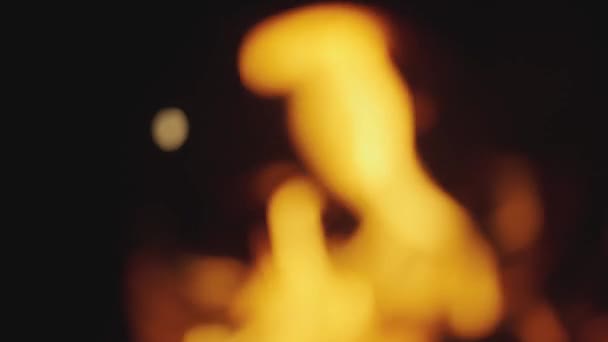 Размытые Фокусе Захватывающая Магия Огня Оранжевое Пламя Лижет Обугленные Треск — стоковое видео