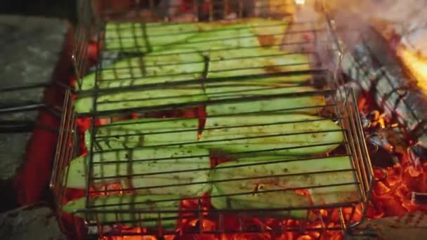 Fermer Les Tranches Courgettes Qui Cuisent Sur Barbecue Sur Feu — Video