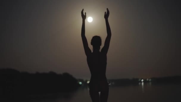 Sıska Bir Kadının Gölde Gece Vakti Işığında Sığ Suda Yürümesi — Stok video